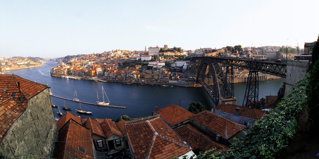 This image has an empty alt attribute; its file name is Portos-Historic-Centre-photo-Porto-Convention-and-Visitors-Bureau-1024x512-1.jpg